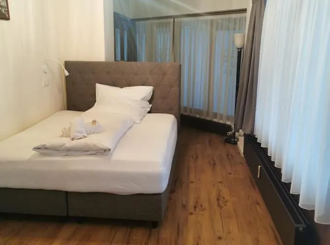 Altstadthotel Bachbraeu מלון ויילהיים אין אוברבאיירן