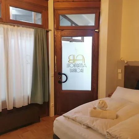 Altstadthotel Bachbraeu فندق *