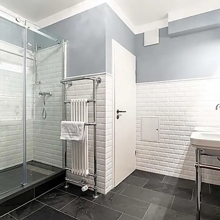 Altstadthotel Bachbraeu فندق *