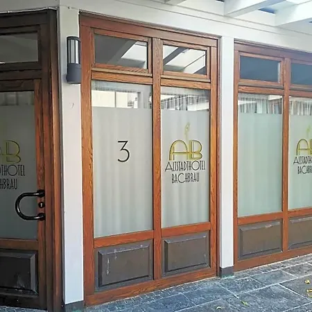 Altstadthotel Bachbraeu فندق *